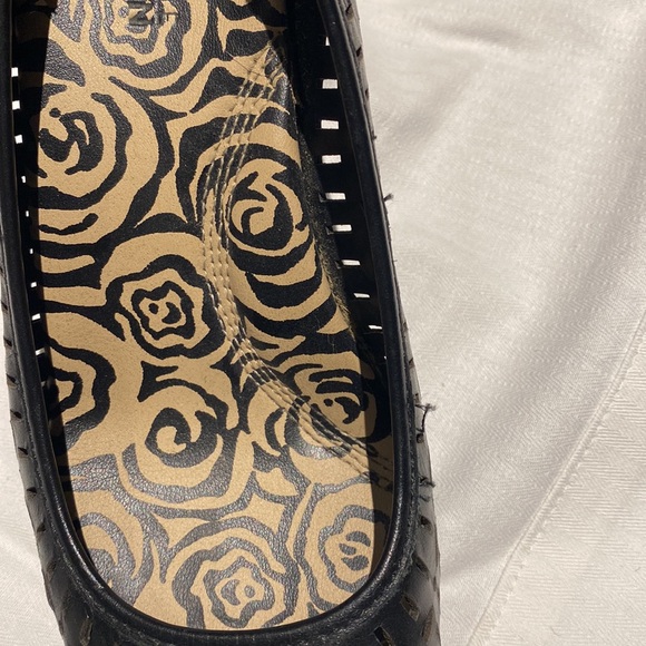 Kenneth Cole Reaction perforated black peel toe wedge - Picture 5 of 5